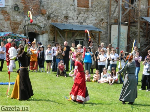 У 30-градусну спеку гостей розважала перевдягнена у середньовічні костюми молодь із бережанського будинку творчості школярів