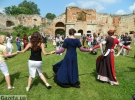 Опісля вони навчали всіх охочих середньовічних танців