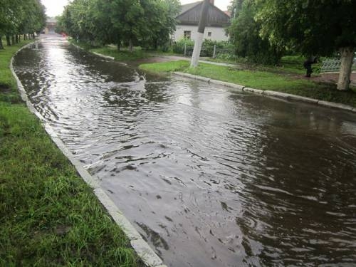 Через зливи деякі вулиці в Корюківці потонули у воді
