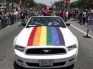 Флаг ЛГБТ на автомобиле участников