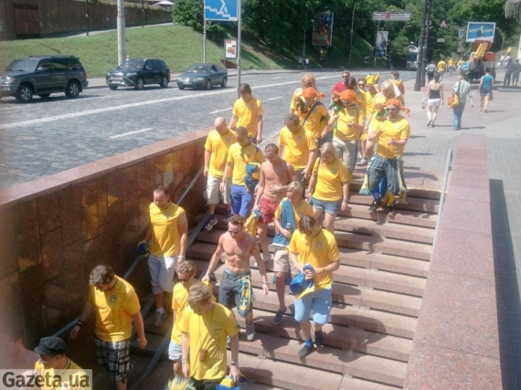 Шведські фани стягуються до площі під ЦВК