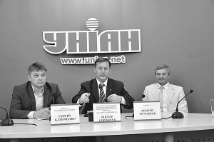 Директор компанії ”Аеровіз” Сергій Клімченко (на фото ліворуч): ”Наші літаки готові. Але Державіаслужба не дає ні дозволу, ні заборони на виліт”