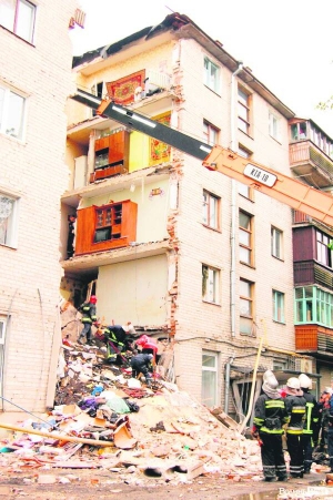 У Луцьку на вулиці Рівненській, 109 завалився під’їзд п’ятиповерхового будинку — зруйновано вісім квартир. На третьому поверсі вціліла стіна з іконами. На п’ятому — звисає батарея