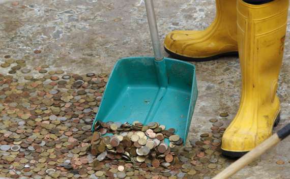 По традиции турист, который хочет вернуться в Рим, должен бросить монетку в фонтан
