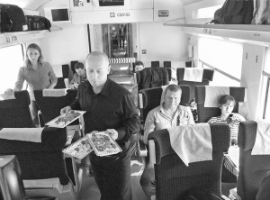 Офіціант розносить ланч-бокси у вагоні першого класу потяга ”Український експрес”, що їде з Києва до Донецька 7 червня. У пластиковій упаковці є булочка, помідори, масло, сир, м’ясна нарізка та шоколадна цукерка