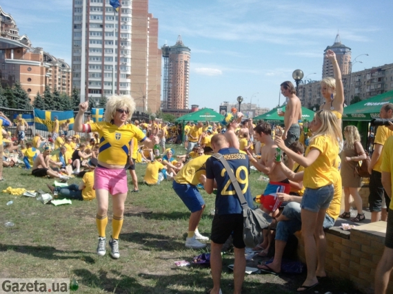 Шведские болельщики полдня танцевали в центре Киева