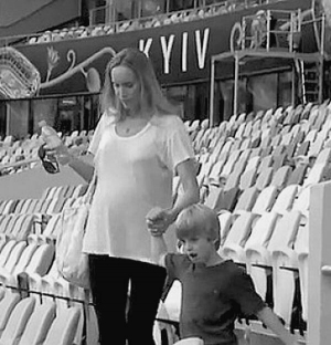 Американська модель Крістен Пазік веде за руку сина Крістіана на трибунах під час відкритого тренування збірної України перед матчем із командою Швеції