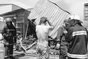 Продавець ринку будівельних матеріалів у Вінниці 25-річний Василь Дончеко 11 червня схопився за голову, оцінюючи збитки від пожежі у своєму кіоску. У нього згоріло товару більш як на 100 тисяч гривень