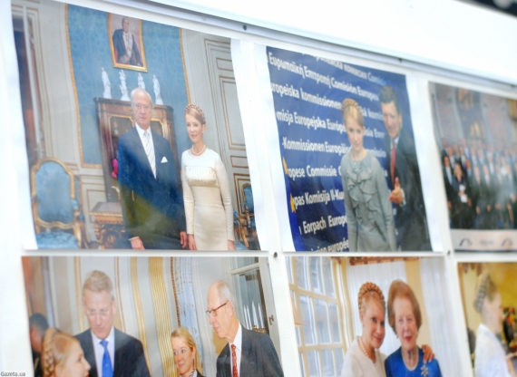 У наметовому містечку на Хрещатику поставили стенди із фото, на яких Юлія Тимошенко з європейськими політиками
