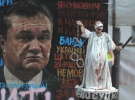 Особливу увагу іноземців привертають карикатури з Віктором Януковичем