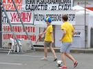 Шведські фани грають у футбол поруч із наметовим містечком