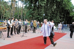 Режисер Сергій Архипчук йде червоною доріжкою до київського виставкового центру ACCO International. 31 травня тут нагороджують переможців 12-го літературного конкурсу ”Коронація слова”