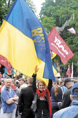 Світлана ПОВАЛЯЄВА, 38 років, письменниця. Народилася в Києві. Закінчила університет імені Тараса Шевченка. Працювала на телеканалах СТБ, ”Новий”, ”5 канал”.
Заміжня за барабанщиком гурту ”ТіК” Владиславом Хмарським.
Має двох синів – 16-річного Василя і Романа, 15 років, від першого чоловіка Тараса Ратушного.
Буддистка. Каже, що пам’ятає себе з 3 місяців від народження. Мріє ніким не бути і нічого не робити