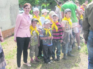 Голова наглядової ради благодійного фонду ”Дитячий світ” Валентина Жуковська вітає вихованців літньої школи розвитку ”Велика гра” у Черкасах
