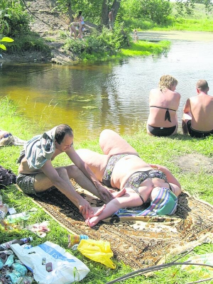 Мешканці села Ковалівка Полтавського району відпочивають біля річки Коломак. На протилежний берег людей не пускають власники садиб