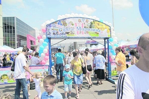 На фестиваль морозива від компанії ”Рудь” у Вінниці прийшли близько п’яти тисяч людей. Обгортки від морозива обмінювали на спеціальну валюту свята — ”рудики”