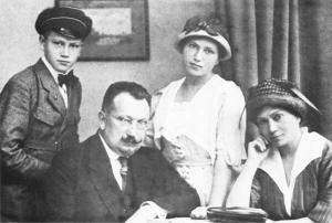 Наталя Лівицька (друга праворуч, після заміжжя додасть собі прізвище чоловіка — Холодна) з батьком Андрієм, матір’ю Марією і молодшим братом Миколою. Варшава, 1920 рік. Після вбивства Симона Петлюри 1926-го Андрія Лівицького обрали на його місце. Президентом УНР в екзилі — у вигнанні — він пробув до смерті 1954-го. Його син Микола, політичний діяч і журналіст, обіймав цю посаду в 1967-1989 роках