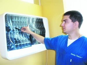 Завідувач вертебрологічним відділом клініки лікаря Саєнка у місті Моршин Петро Левко оглядає суглоби хребта на магнітно-ядерній томографії
