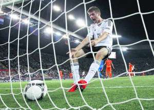 Півзахисник збірної Німеччини Томас Мюллер радіє голу у ворота збірної Нідерландів. Обидва рази до взяття воріт Стекеленбурга приводила комбінація Швайнштайгер-Гомес