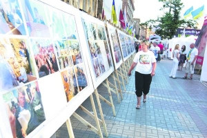 Під столичним Печерським судом до Євро-2012 відкрили фотовиставку зі світлинами ув'язненої Юлії Тимошенко