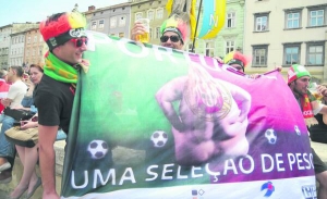Португальські фанати розгорнули у центрі Львова банер з написом ”Розчавимо всіх!”