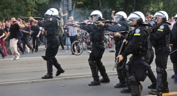 Варшавська поліція намагається зупинити бійки між хуліганами у день матчу Польща-Росія