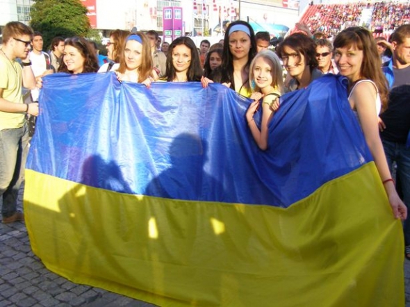Дівчата-студентки з різних міст України з величезним державним прапором.