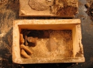 Мраморная коробка длиной около 15 сантиметров была найдена под алтарем церкви
