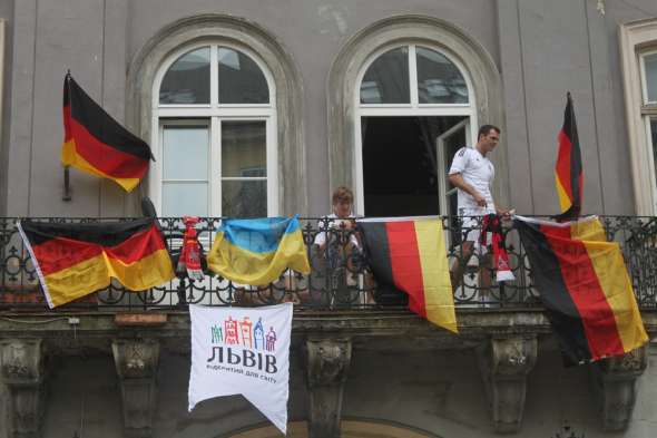 Популярные немцы, которые целыми днями любуются Ратушей со своего балкона