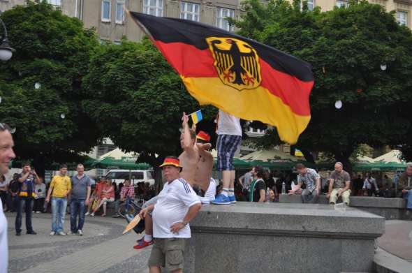 Немецкий флаг развивается в центре Львова