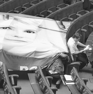 Позафракційний нардеп Євген Суслов сидить у сесійній залі за місцями своїх колишніх однопартійців, які розклали на них полотно з зображенням лідерки Юлії Тимошенко. 19 червня