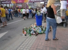 Шведы аккуратно ставят бутылки под тротуаром