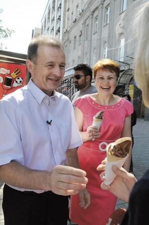 Луганянин Микола разом із дружиною Людмилою їдять морозиво на столичному Хрещатику. 3 червня він виграв у лотерею ”Лото-Забава” 12 мільйонів гривень 