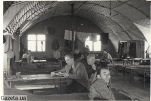 Робітничий барак, українці проводять своє дозвілля, м. Ґіссен, земля Гессен, Німеччина, 1947 р.