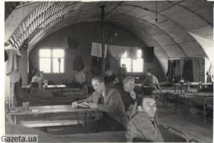 Рабочий барак, украинцы проводят свой досуг, г. Гиссен, земля Гессен, Германия, 1947 г.
