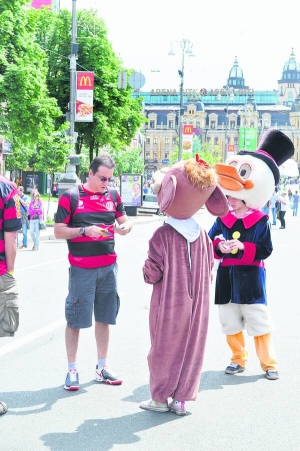 Німецький вболівальник платить 300 гривень за фотографію із мультиплікаційними персонажами у фан-зоні на столичній вулиці Хрещатик