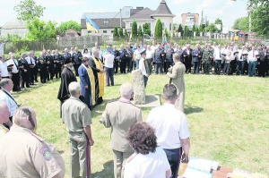 Урочистий молебень проходить біля пам’ятного каменя Максиму Залізняку та Івану Гонті. Там ще 40 років тому мали встановити пам’ятник 