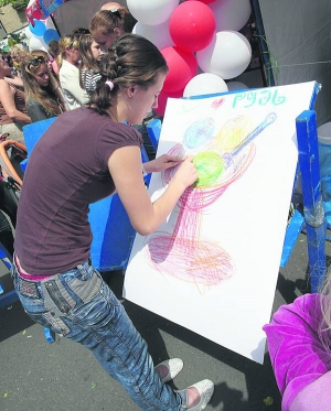 Полтавка малює морозиво компанії ”Рудь” в одному з конкурсів на святі
