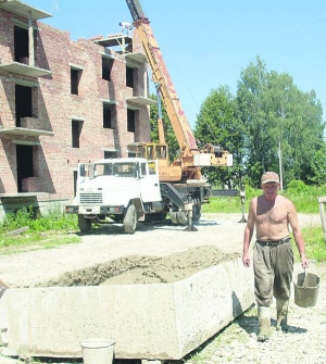 Майстри добудовують четвертий поверх на одній половині будинку на вулиці Шухевича у Самборі. На другій накривають дах. Штукатурять стіни, проводять внутрішні комунікації