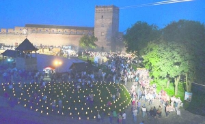 У ніч на 17 червня у Луцьку пройшов фестиваль ”Ніч у замку”. На подвір’ї та мурах замку Любарта розмістили білі паперові пакетики зі свічками усередині. Коли почало сутеніти — їх запалили