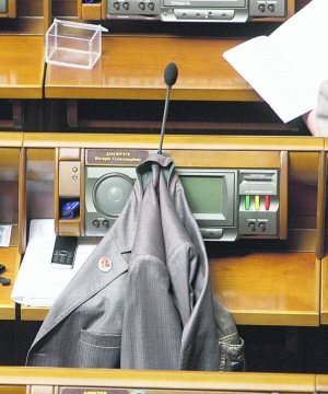 На засіданні Верховної Ради 21 червня хтось із депутатів повісив свій піджак на мікрофон комуністки  Вікторії Дем’янчук 