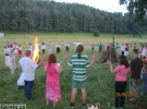 "Стрибнути через купальський вогонь треба тричі зі сходу на захід, тоді людина очиститься від гріхів за весь рік, - пояснює Анатолій Демчик. - Стрибають зазвичай парами, хлопець з дівчиною, взявшись за руки. Якщо руки не розімкнули, будуть в парі"