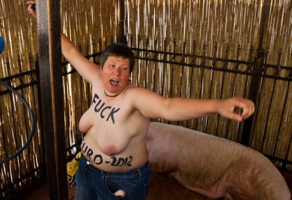 FEMEN подложили Платини свинью в День его рождения