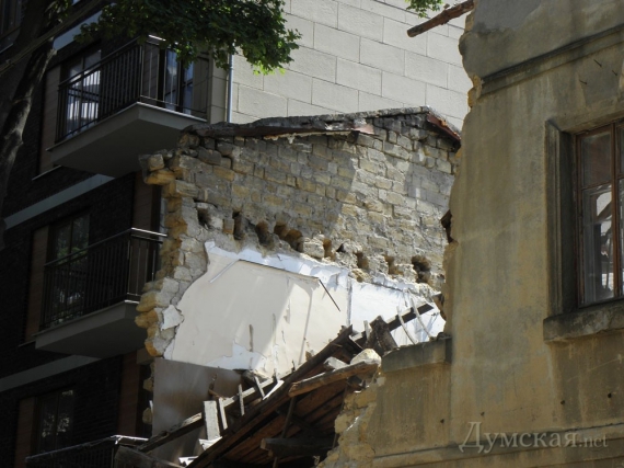 Впала стіна і частина даху двоповерхового будинку в районі театру музкомедії