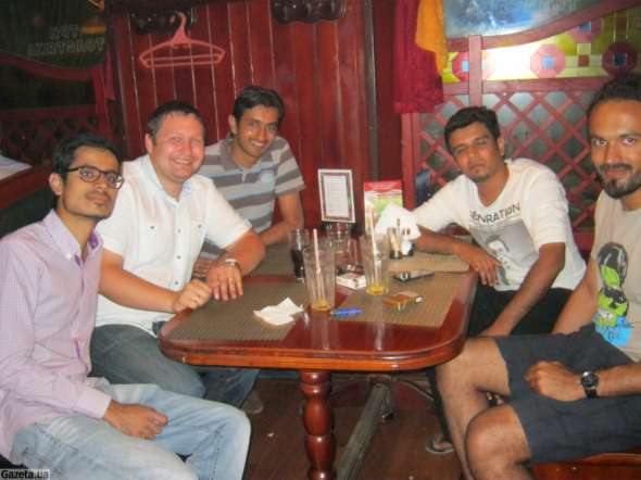 Максим с гостями из Пакистана ужинает в донецком кафе - ребята пьют только сок