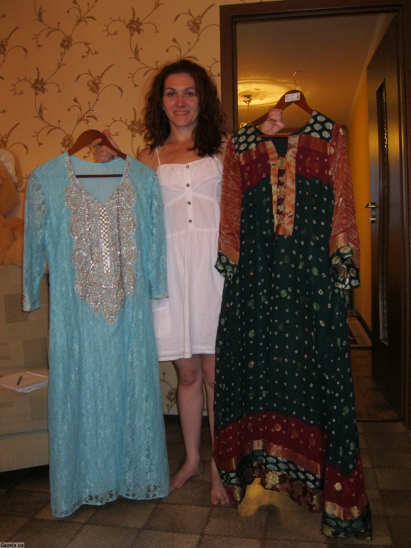 Надя з сукнями з Пакистану, які їй привезли гості