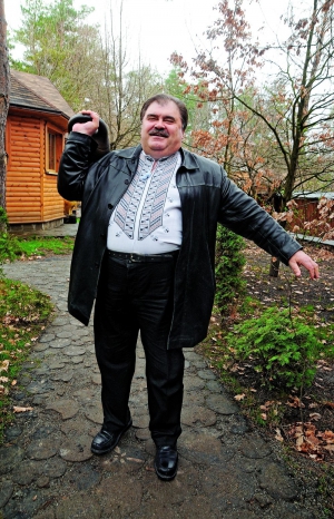 Володимир БОНДАРЕНКО, 59 років, народний депутат.
Народився в селі Охіньки Прилуцького району на Чернігівщині. Закінчив Прилуцьке педагогічне училище, згодом – історичний та юридичний факультети столичного Університету ім. Тараса Шевченка. Рік викладав історію в Калинівській восьмирічній школі на Черкащині. 13 років працював у Ленінградському райкомі комсомолу Києва. 1990 року став
його головою.
Після проголошення незалежності працював у столичній мерії – був начальником відділу та заступником мера. 1993-го звільнився за власним бажанням. Тоді став одним із засновників громадського об’єднання ”Вибір”.
Народний депутат чотирьох скликань. Член фракції ”БЮТ-Батьківщина”.
2004 року очолював виборчий штаб Віктора Ющенка. Тоді в селі Бузова за 15 кілометрів від Києва його машину намагалися спалити. За рік на цьому місці побудував капличку, храм Святого Дмитра Солунського й етнокомплекс ”Українське село”. У ньому поставив вісім старих хат із різних регіонів України.
Володіє французькою мовою. Захоплюється овочівництвом, бджільництвом і збиранням грибів. Має під Прилуками 22 вулики. Любить читати твори Пауло Коельо й Григорія Сковороди.
Одружений. Старша дочка Оксана має тренерський центр із підготовки персоналу для компаній General Motors і ”Київстар”. Молодша Ольга – державний нотаріус.