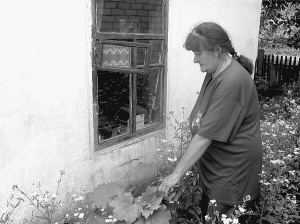 Лідія Спиридонова показує стіну своєї хати в райцентрі Драбів Черкаської області. Аварійне помешкання планували знести, однак родина досі тут мешкає