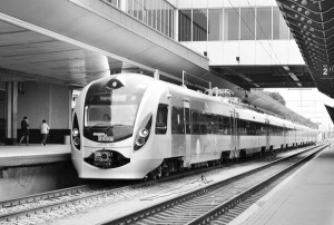 Швидкісний поїзд ”Хюндай” очікує пасажирів на першій колії Центрального залізничного вокзалу Києва