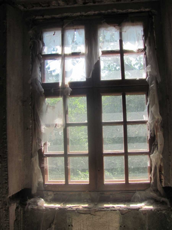 В некоторых помещениях окна еще уцелели